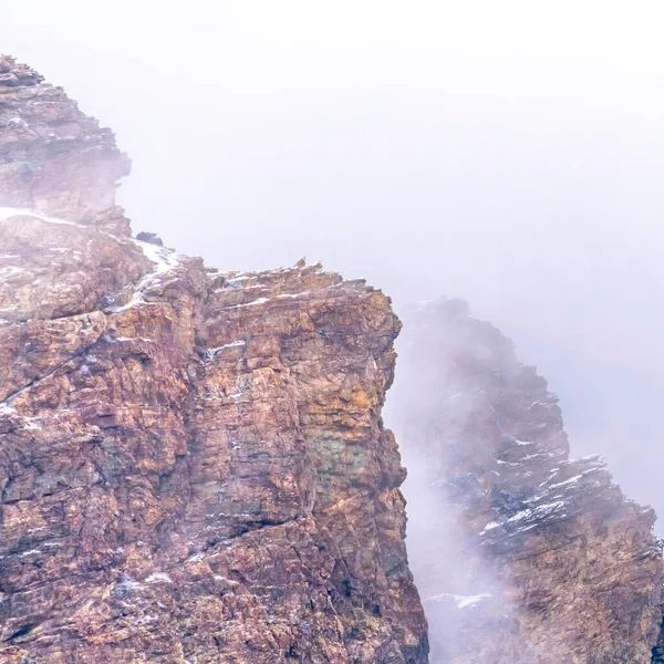 Plaza La ladera rocosa y empinada del cañón Provo en Utah cubierta de nubes nebulosas — Foto de Stock