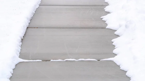 冬季，全景狭窄的人行道铺满了白雪 — 图库照片