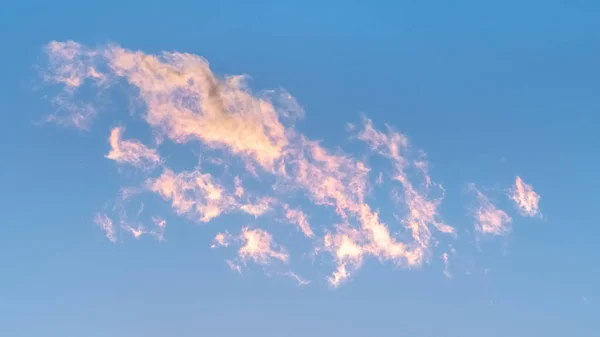 Panorama de la cosecha Wispy nubes blancas teñidas de rosa al atardecer — Foto de Stock