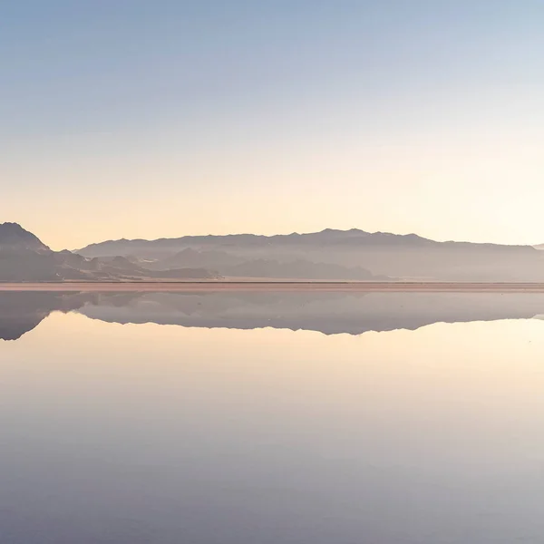 Négyzet Napkelte és elmélkedés Bonnievale Salt Flats, Utah — Stock Fotó