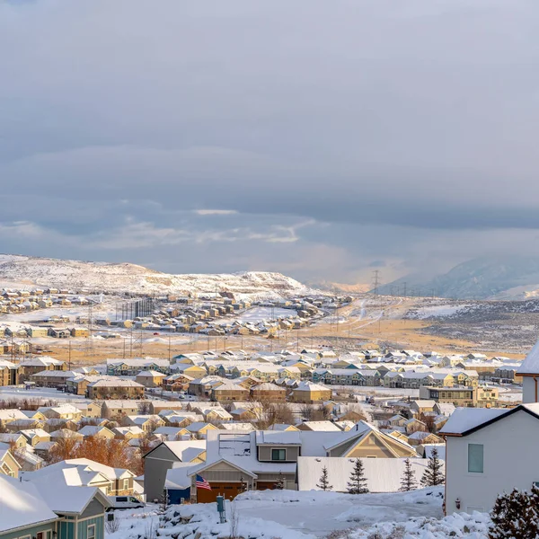 Maisons à ossature carrée dans le quartier enneigé de la vallée de l'Utah avec vue panoramique sur la montagne lointaine — Photo