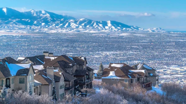 Panorama Nieve cayendo en las montañas Wasatch con casas en terreno helado en invierno — Foto de Stock