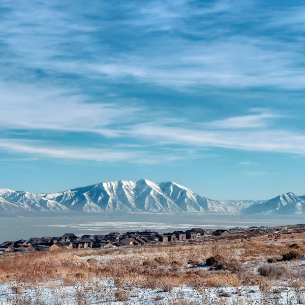 Square Rugged Wasatch Mountains y el helado lago Utah con terreno nevado en primer plano —  Fotos de Stock