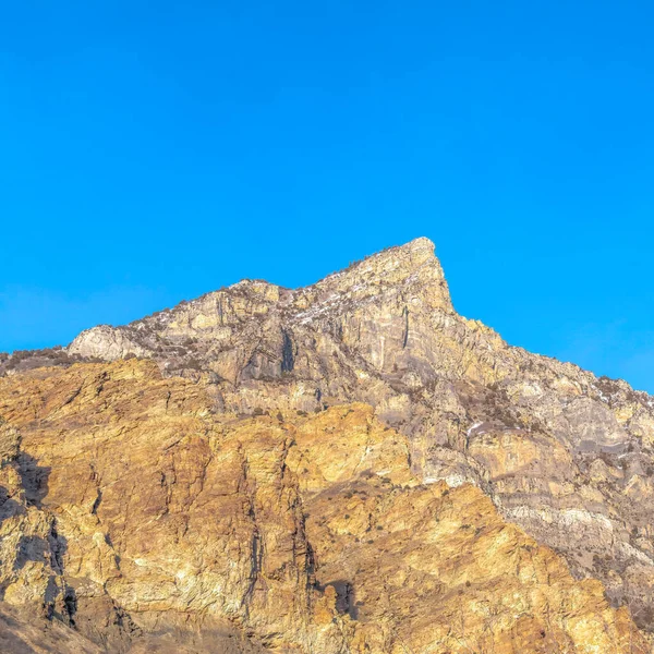 Pique íngreme quadrado e encostas rochosas de uma montanha em Provo Canyon Utah em um dia ensolarado — Fotografia de Stock