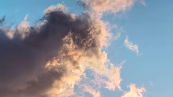 Panorama Nuage gris orageux au coucher du soleil — Photo