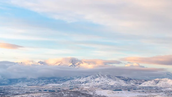 Panorama Paisaje escénico del valle de Utah cubierto de nieve bajo un cielo azul nublado — Foto de Stock