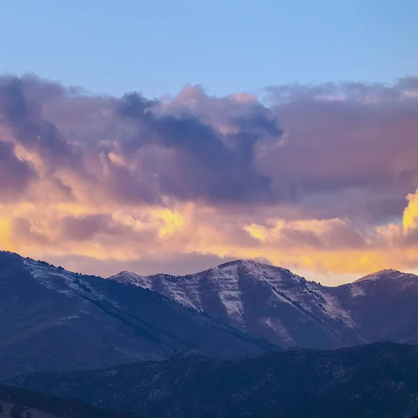 Cultivo cuadrado Nubes que se reúnen sobre la montaña al atardecer — Foto de Stock