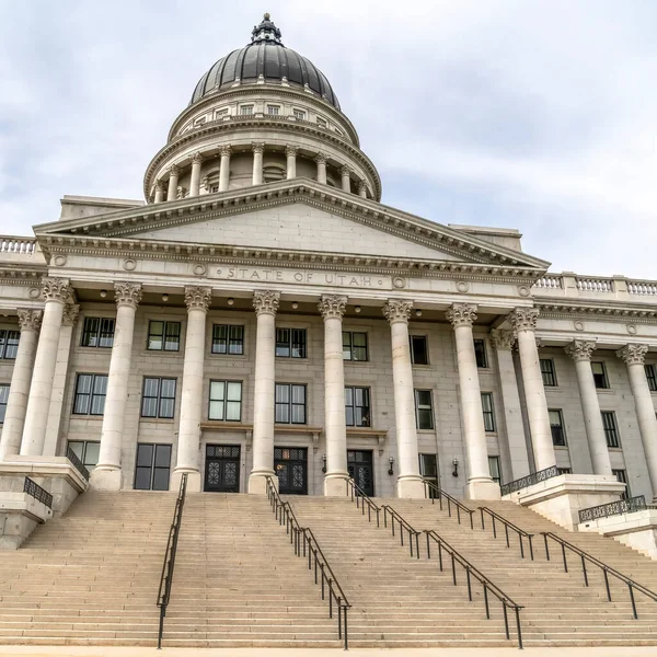 Cadre carré Utah State Capital bâtiment avec escaliers menant à l'entrée pédimentée — Photo