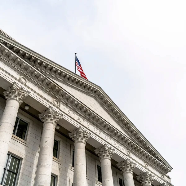 Cultivo cuadrado Entrada pedimentada del histórico edificio de Utah State Capital en Salt Lake City — Foto de Stock