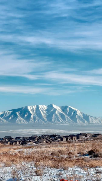 Cosecha vertical Robusta Wasatch Mountains y el helado Utah Lake con terreno nevado en primer plano —  Fotos de Stock