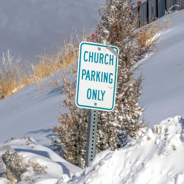 Fyrkantig ram Byggnad och kyrka Parkering Endast skylt på snöade i sluttningen av Wasatch Mountain — Stockfoto