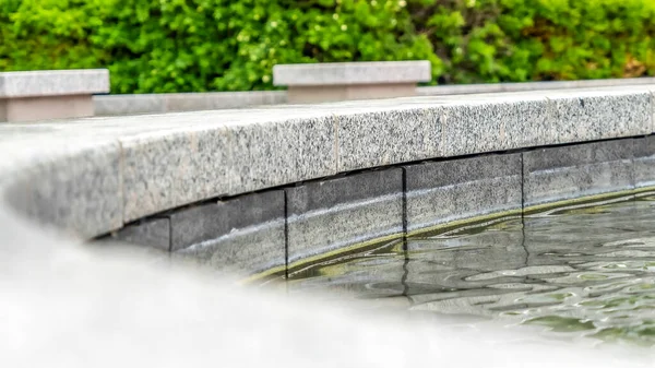 Panorama Piscina de piedra circular al aire libre contra árboles y Utah State Capital Building — Foto de Stock