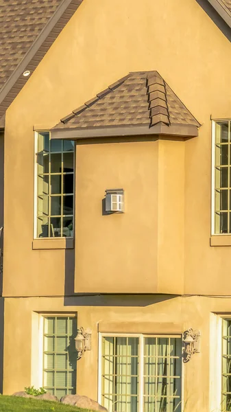 Hogar vertical con tejas de techo oscuro pared de hormigón marrón y ventanas de cristal de cabaña — Foto de Stock