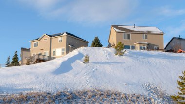 Güneşli bir kış gününde Wasatch Dağları 'nda mavi gökyüzüne karşı dağ evleri