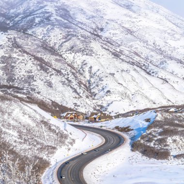 Karlı yerleşim yerlerindeki yollar ve evler ile Wasatch Dağı Meydanı manzarası