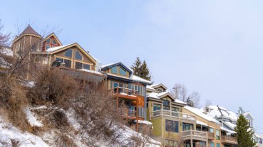 Karlı çatıları ve manzaralı Park City Utah mahallesinde balkonları olan Panorama Evleri