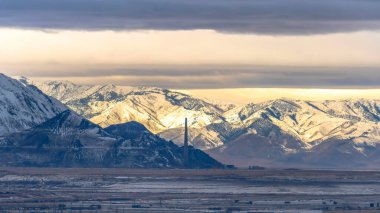 Salt Lake City 'nin güneşli dağlarla çevrili panorama manzarası