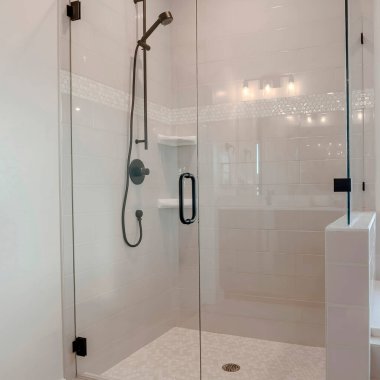 Banyo küvetine bitişik yarım cam bölmeli banyo kabini.