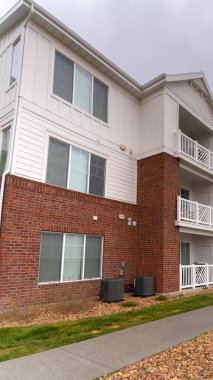 Modern bir apartman kompleksinin dikey görüntüsü