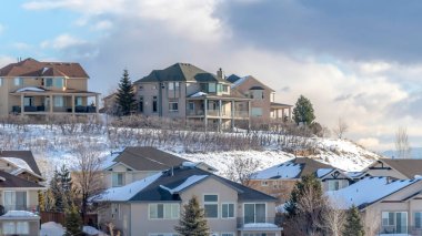 Güneşli Wasatch Dağı 'ndaki Panorama Evleri kışın el değmemiş karla kaplı.