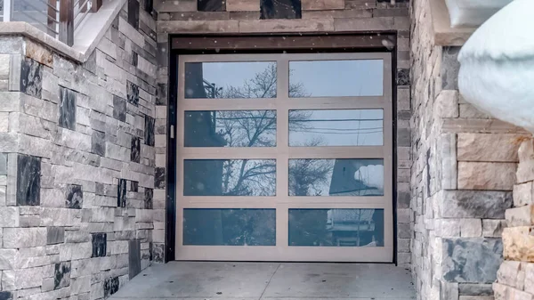 Panorama Fechar painel de vidro porta de garagem de casa com pedra parede exterior de tijolo — Fotografia de Stock