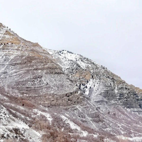 Vierkante Provo Canyon berg met steile ruige pistes bestrooid met sneeuw in de winter — Stockfoto