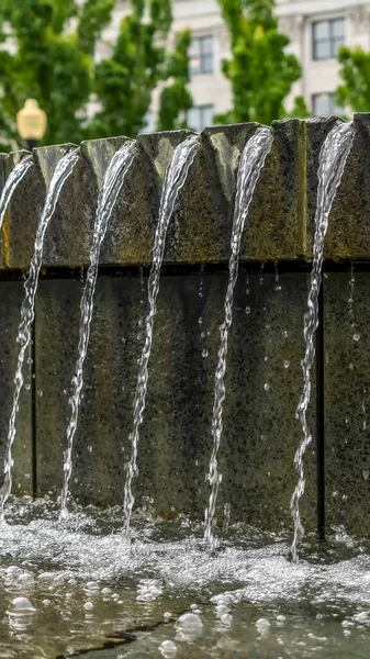 Vertikaler Rahmen Kreisförmiger Brunnen Pool gegen Bäume und Utah State Capital Building — Stockfoto