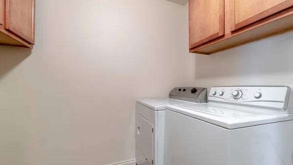Panorama Lavanderia interior com máquina de lavar e secar interior — Fotografia de Stock