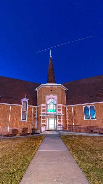 Marco vertical Vista frontal de una hermosa iglesia de ladrillo en Provo Utah con cielo azul profundo sobre la cabeza — Foto de Stock