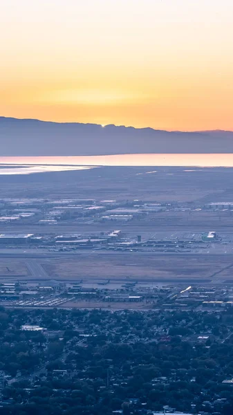 Pionowe uprawy Wschód słońca nad doliną Utah i jeziorem — Zdjęcie stockowe