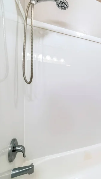 Вертикальна рамка Крупним планом ванна з душовою кабіною з нержавіючої сталі і кран — стокове фото