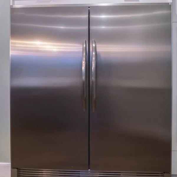 Kwadrat Duża lodówka z podwójnymi drzwiami z zamontowanymi piekarnikami — Zdjęcie stockowe