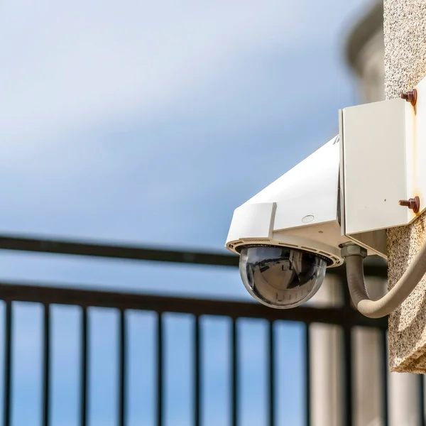 Quadro quadrado Câmera cúpula de segurança cctv ao ar livre instalada na parede exterior de um edifício — Fotografia de Stock