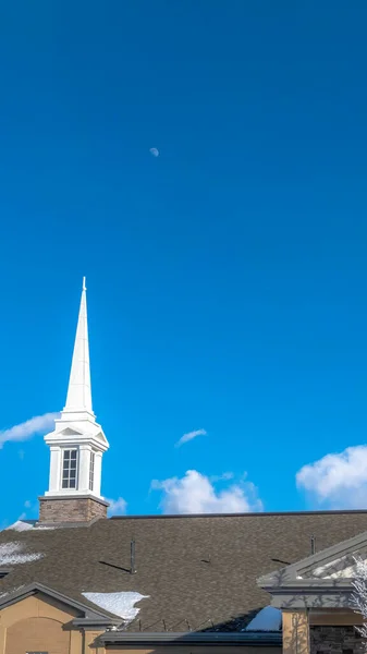 Dikey çerçeve Gri çatı ve beyaz kilise çan kulesi Karlı Wasatch Dağları manzaralı — Stok fotoğraf