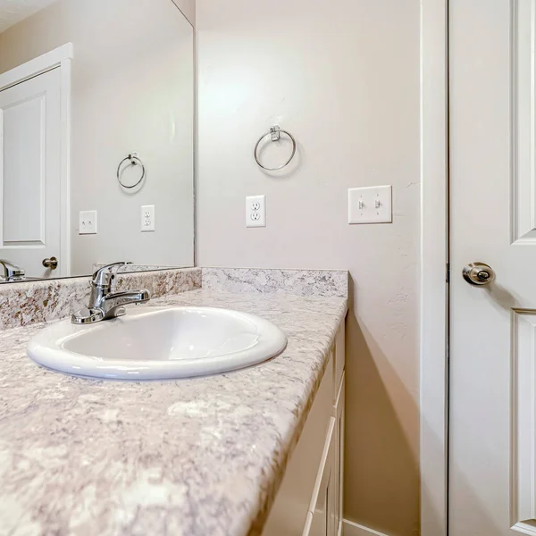 Pia de montagem superior quadrada com torneira de aço inoxidável na bancada de mármore do banheiro — Fotografia de Stock