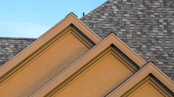 Panorama Casa exterior con diseño de techo a dos aguas delantero sobre fondo de cielo azul —  Fotos de Stock