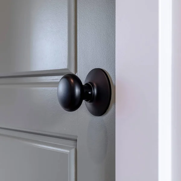 Négyzet alakú keret Szürke fa zsanér ajtó fekete ajtó gombbal és panelek belül otthon — Stock Fotó