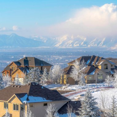 Muhteşem Wasatch Dağı 'ndaki kare çerçeveli evler vadiyi panoramik olarak görüyor.