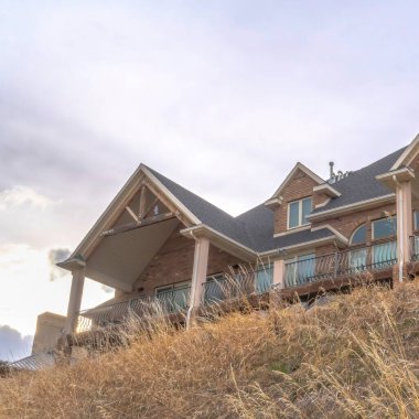 Kare çerçeve Yurt ve iki gable çatısı ile balkon üzerinde bulutlu arkaplan