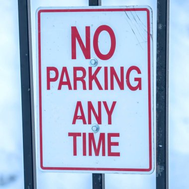 Park Yok Meydanı Bulanık zeminde taze kar yığını olan herhangi bir zaman işareti