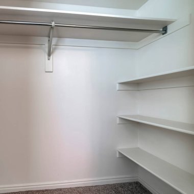 Boş Meydan Yeni evin dolabında duvarları ve askılı elbise çubuklarıyla yürümek