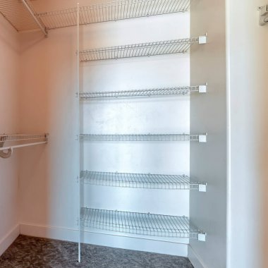 Kare mahsul Dolap içinde metal askılar ve asılı çubuklar ile düz beyaz duvara monte