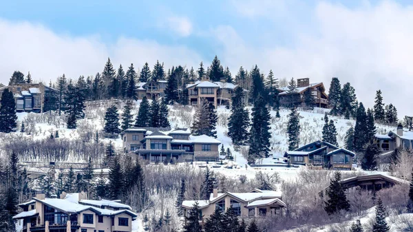 Panorama Park City Utah neighborhood with homes that sit on snowy mountain in winter — Stock Photo, Image