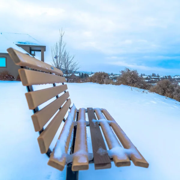 Quadrat Leere mattierte Bank auf Schnee bedeckt das Land im Winter mit Blick auf den Utah Lake — Stockfoto