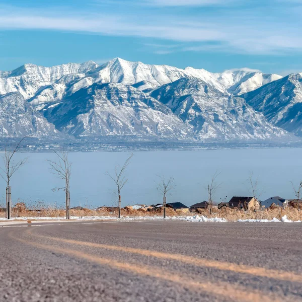 Square Road bordeado de árboles jóvenes con vistas a las nevadas montañas Wasatch y Utah Lake —  Fotos de Stock