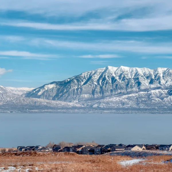 Náměstí Malebné Wasatch hory a Utah jezero pod zamračenou modrou oblohou v zimě — Stock fotografie