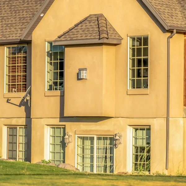 Quadratischer Rahmen Haus mit dunklen Dachschindeln Beton braune Wand und Häuschen Scheiben Fenster — Stockfoto
