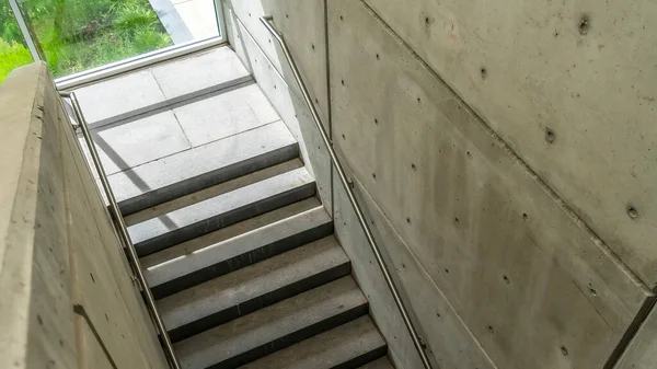 Panorama ram Titta ner på trappan med metall ledstänger inne i kommersiella byggnaden — Stockfoto