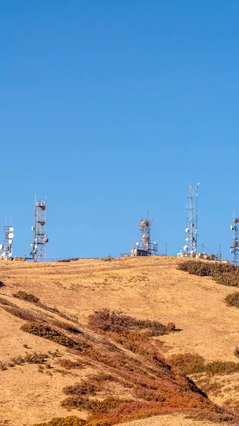 Vertikální komunikační věže na horském horním denním světle — Stock fotografie
