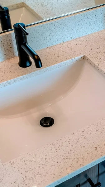 Vertikal Enkel tvättställ undermonterad diskbänk med svart blandare på vit bänkskiva över skåpet — Stockfoto